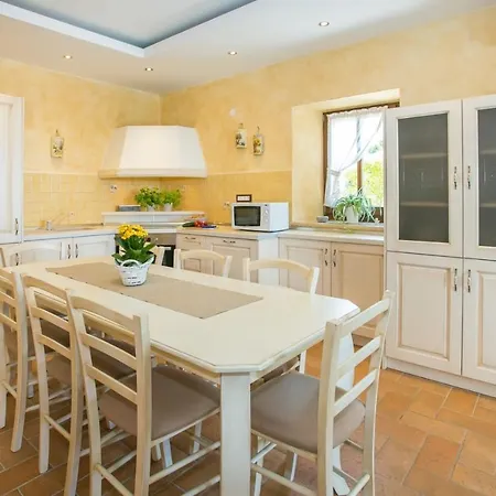 Charming Luce Ribari In Istria Countryside Villa Radetići