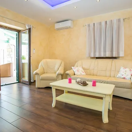 Charming Luce Ribari In Istria Countryside Villa Radetići